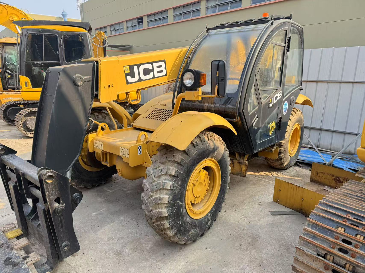 JCB 535 - Teleszkópos rakodó: 2 kép. JCB 535 - Teleszkópos rakodó: 2 kép.