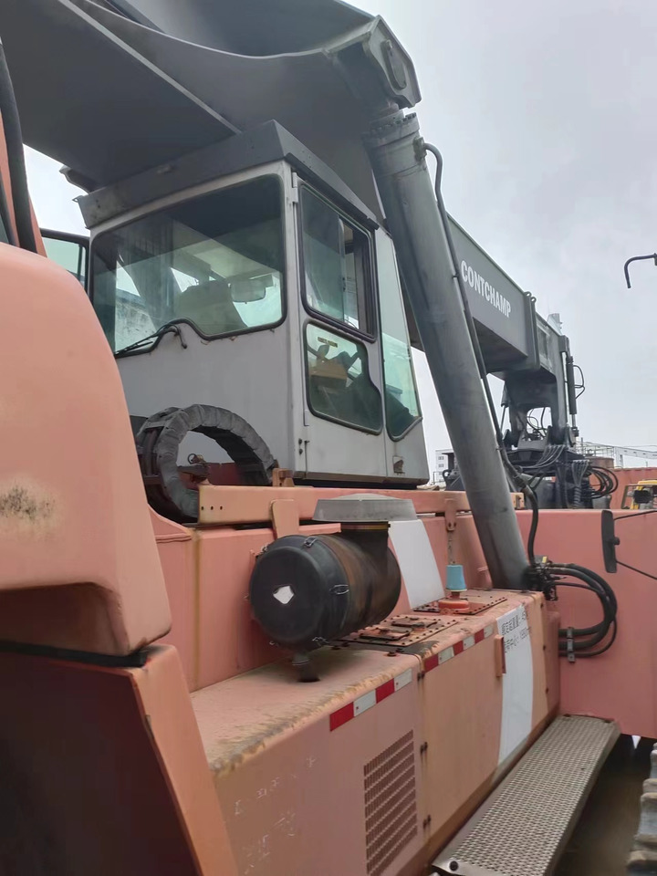 KALMAR DRF450 - Konténerrakodó: 3 kép. KALMAR DRF450 - Konténerrakodó: 3 kép.