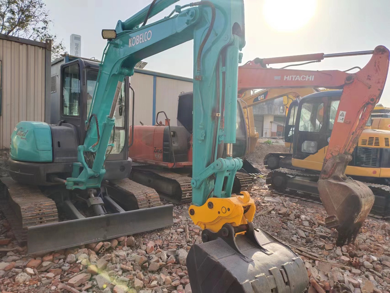 KOBELCO SK55SR - Minikotró: 2 kép. KOBELCO SK55SR - Minikotró: 2 kép.