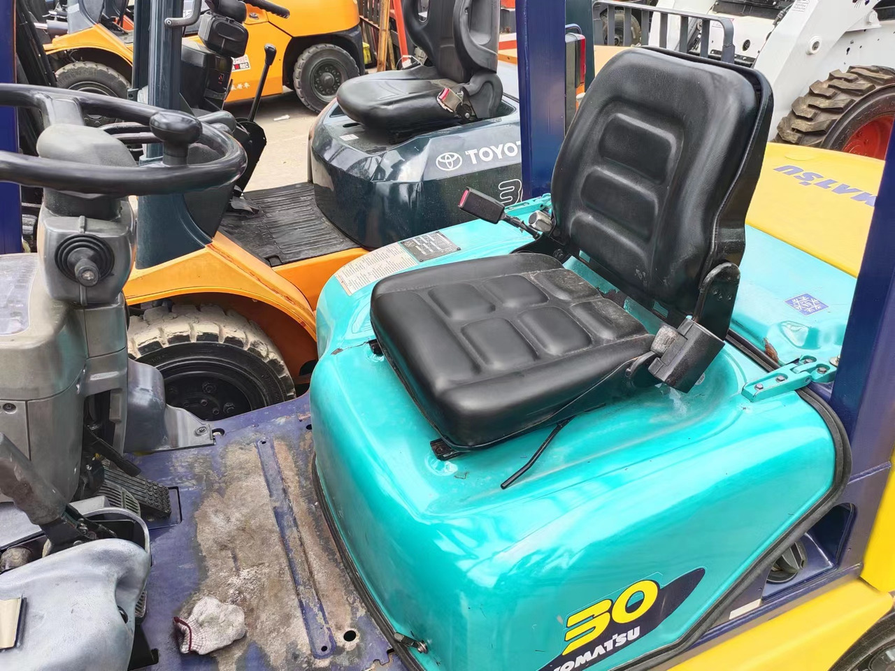 KOMATSU FD30 - Dízel targonca: 5 kép. KOMATSU FD30 - Dízel targonca: 5 kép.