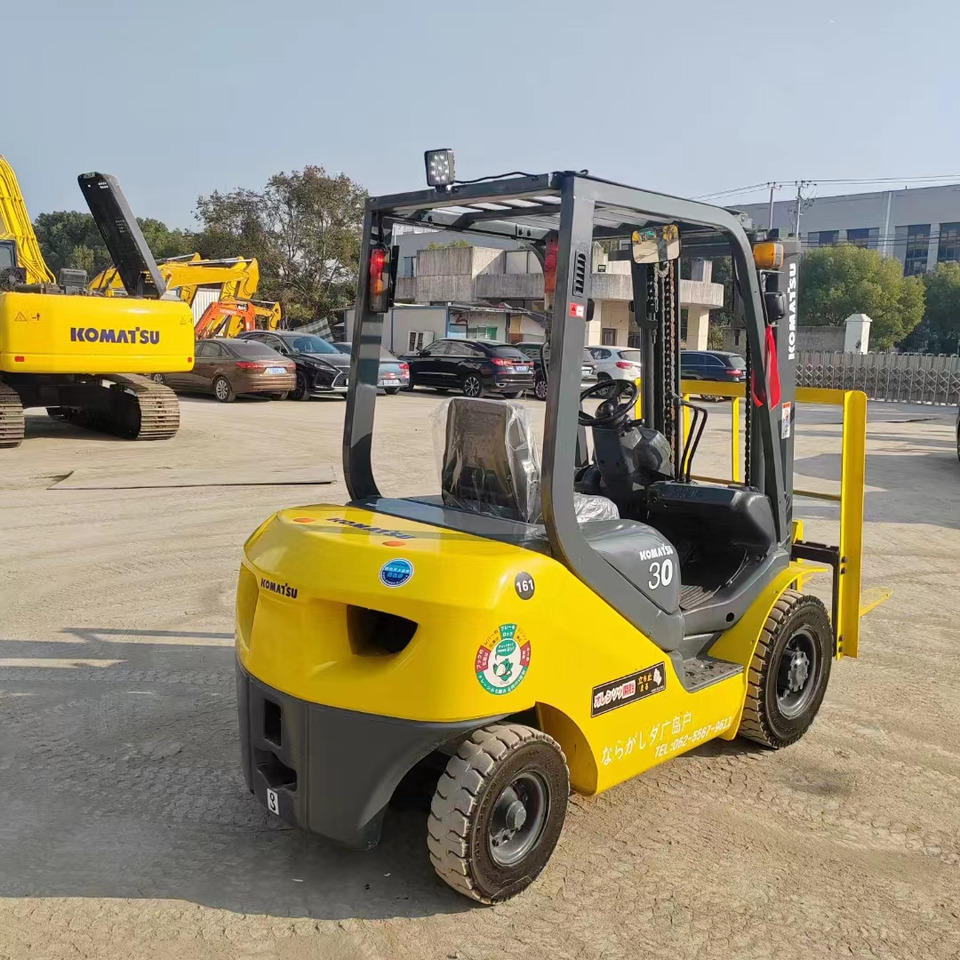 KOMATSU FD30 - Dízel targonca: 3 kép. KOMATSU FD30 - Dízel targonca: 3 kép.