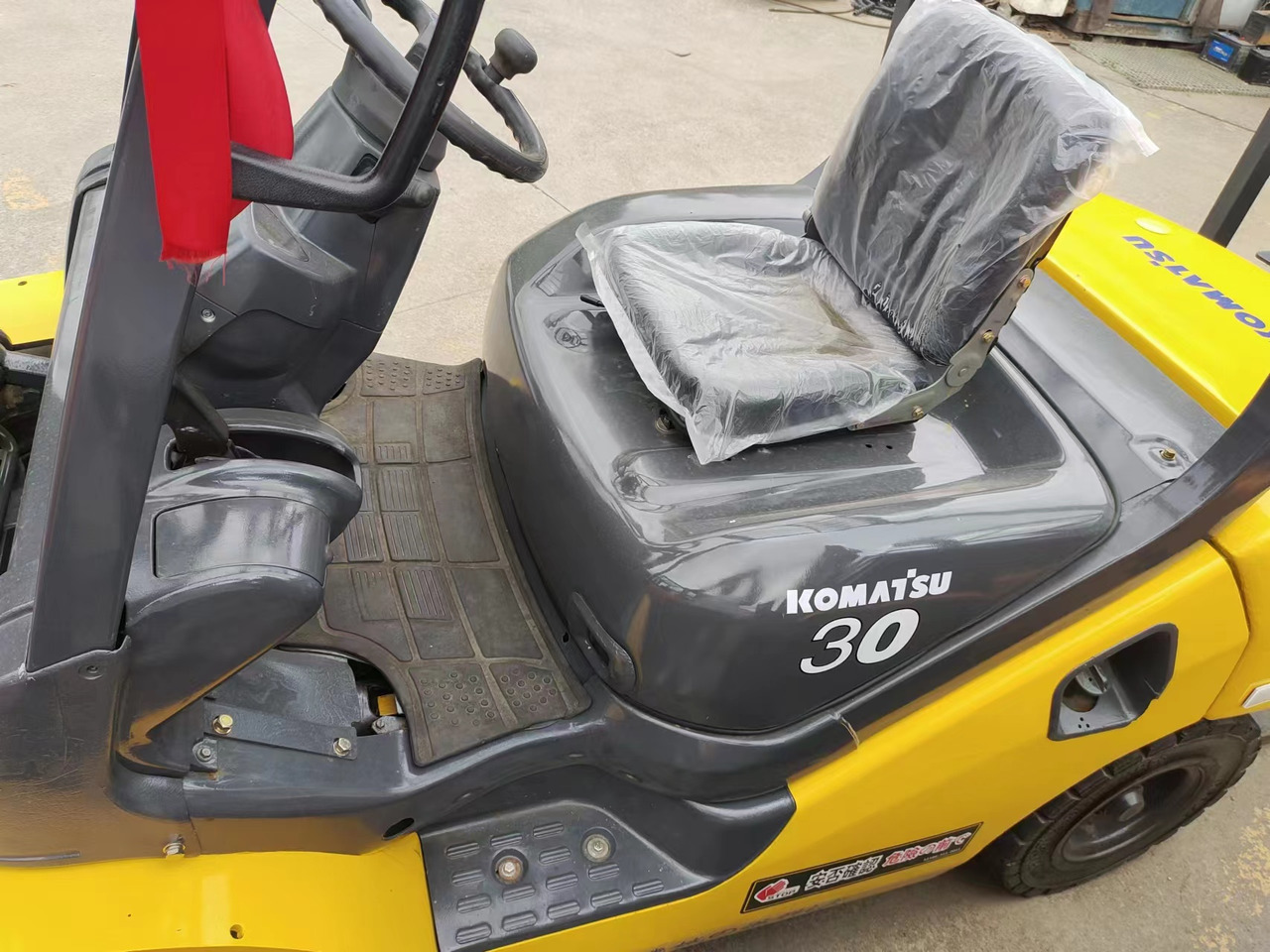 KOMATSU FD30 - Dízel targonca: 2 kép. KOMATSU FD30 - Dízel targonca: 2 kép.