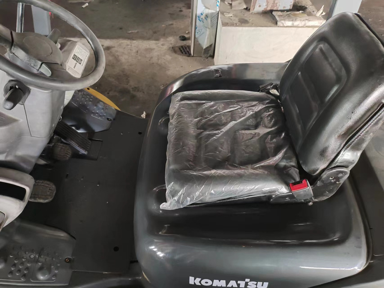 KOMATSU FD30 - Dízel targonca: 3 kép. KOMATSU FD30 - Dízel targonca: 3 kép.