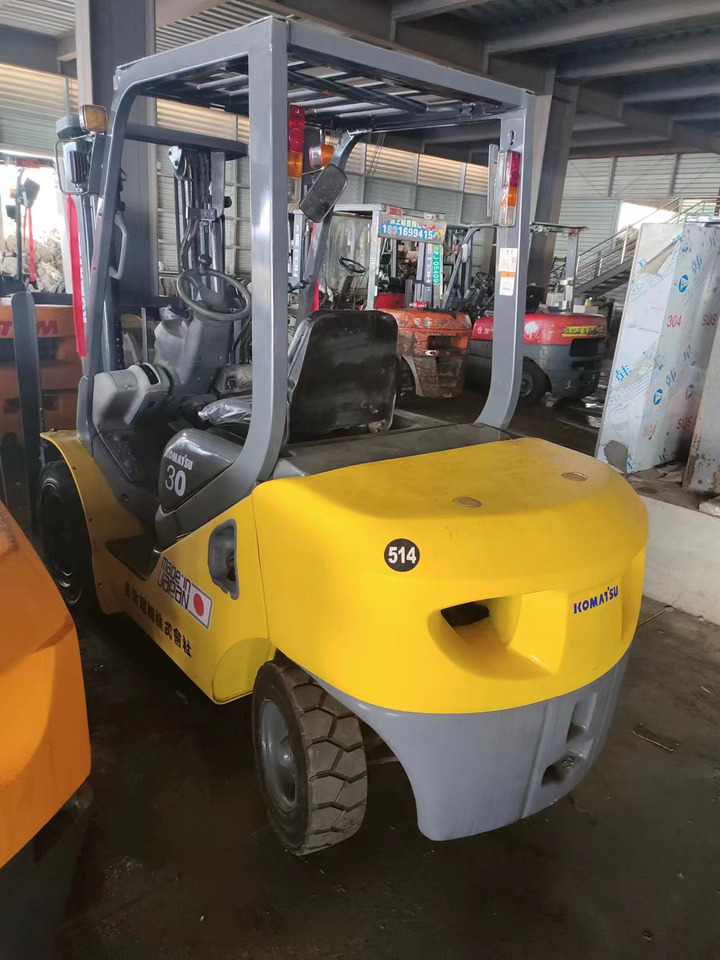 KOMATSU FD30 - Dízel targonca: 1 kép. KOMATSU FD30 - Dízel targonca: 1 kép.