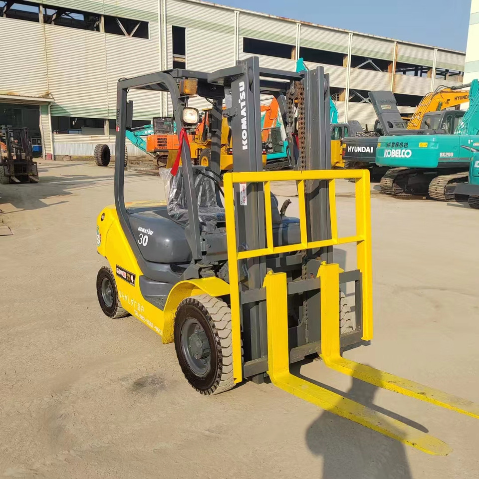 KOMATSU FD30 - Dízel targonca: 2 kép. KOMATSU FD30 - Dízel targonca: 2 kép.