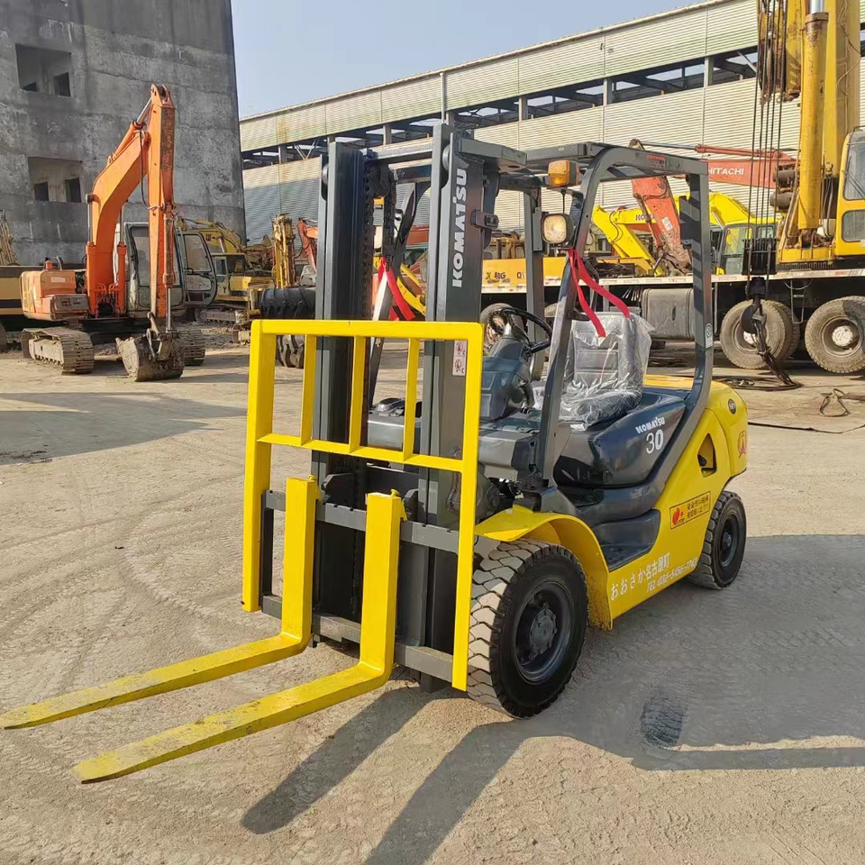 KOMATSU FD30 - Dízel targonca: 1 kép. KOMATSU FD30 - Dízel targonca: 1 kép.