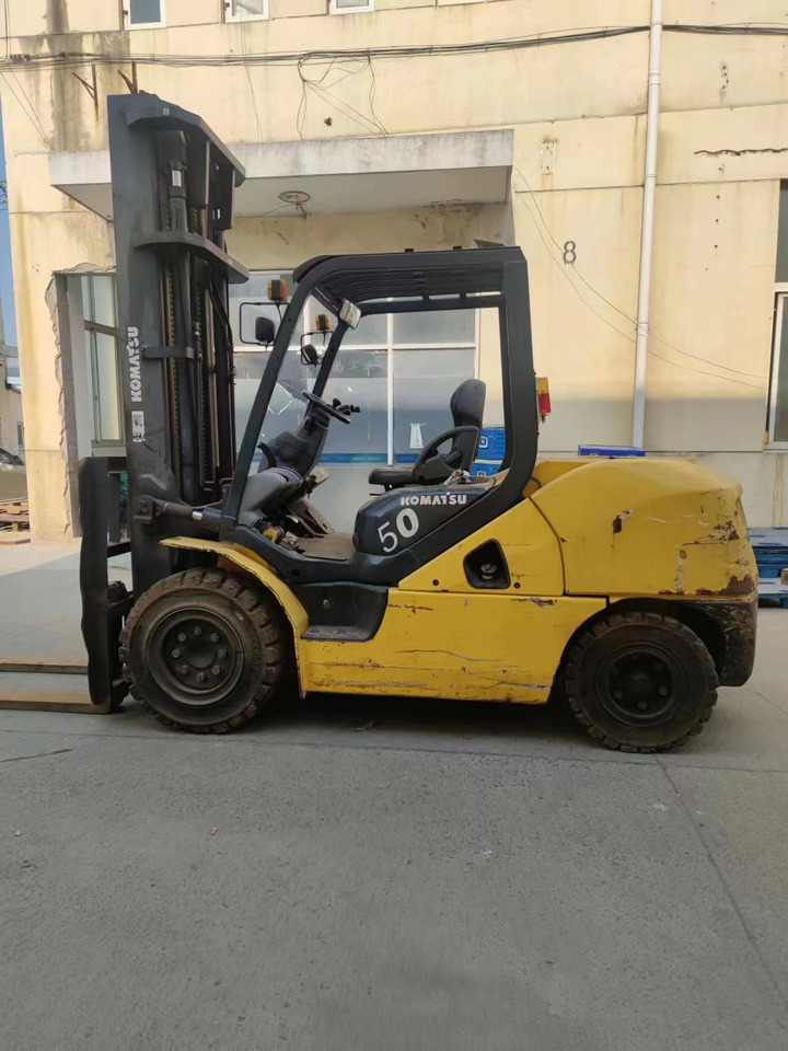 KOMATSU FD50 original - Dízel targonca: 2 kép. KOMATSU FD50 original - Dízel targonca: 2 kép.