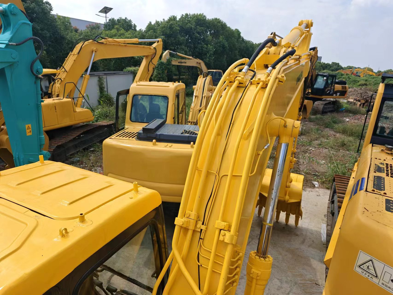 KOMATSU PC120-6 - Lánctalpas kotró: 2 kép. KOMATSU PC120-6 - Lánctalpas kotró: 2 kép.