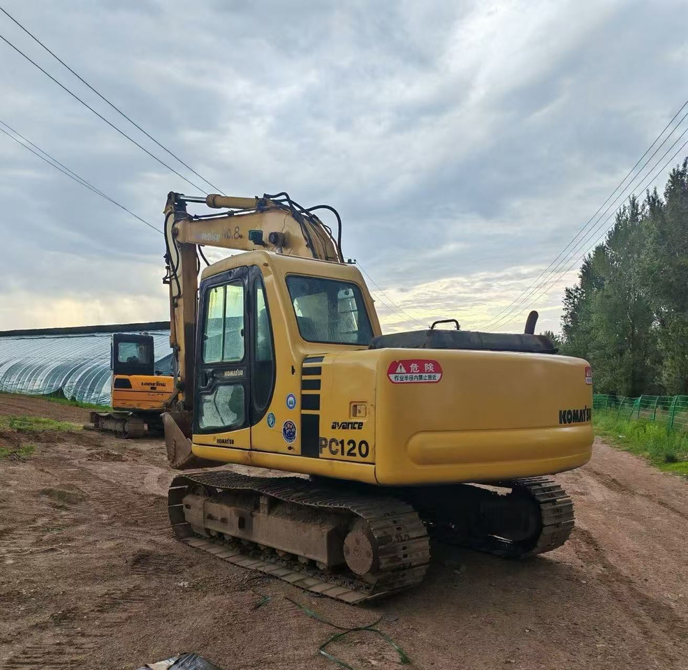 KOMATSU PC120-6 - Lánctalpas kotró: 5 kép. KOMATSU PC120-6 - Lánctalpas kotró: 5 kép.