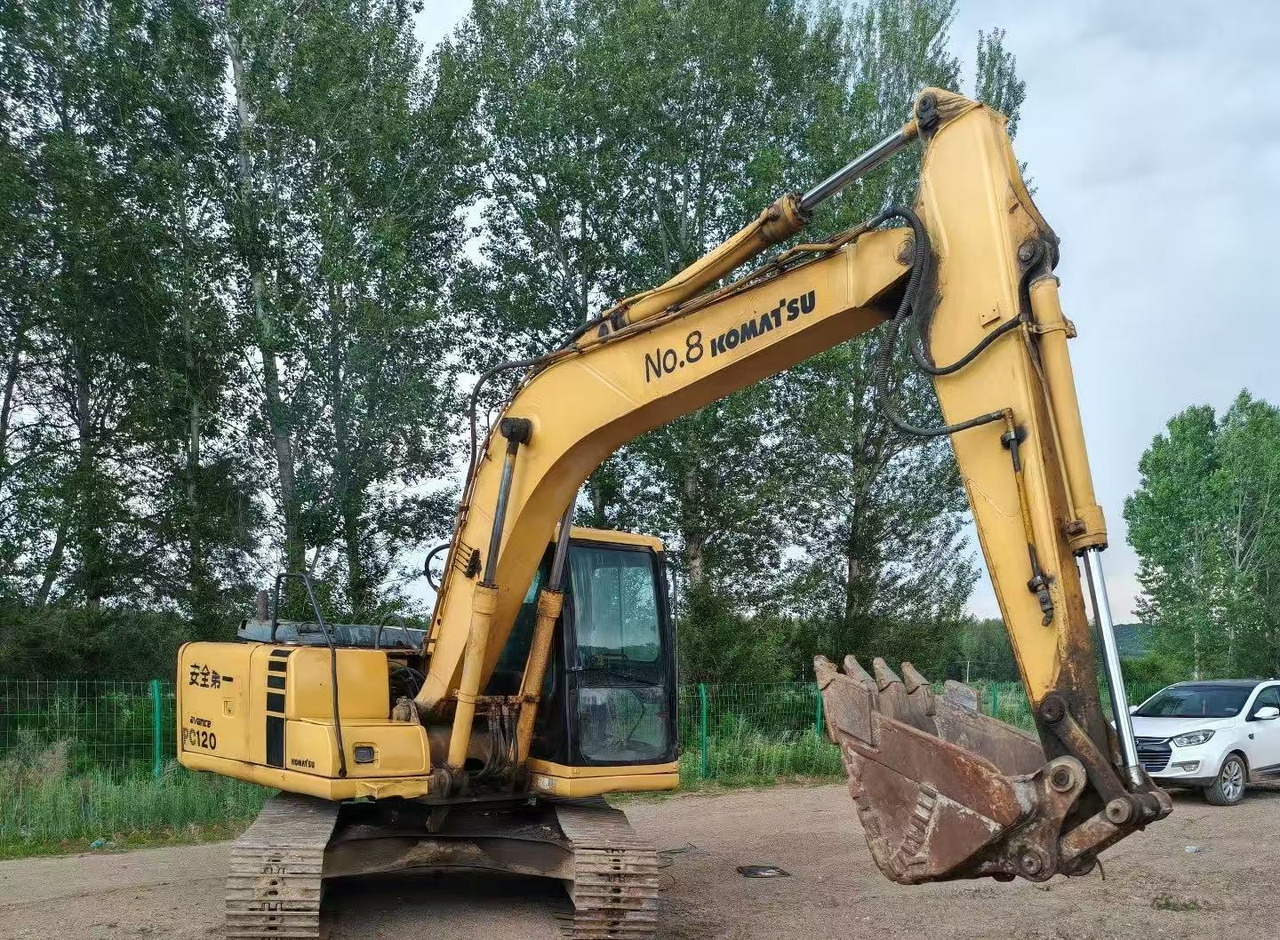 KOMATSU PC120-6 - Lánctalpas kotró: 2 kép. KOMATSU PC120-6 - Lánctalpas kotró: 2 kép.