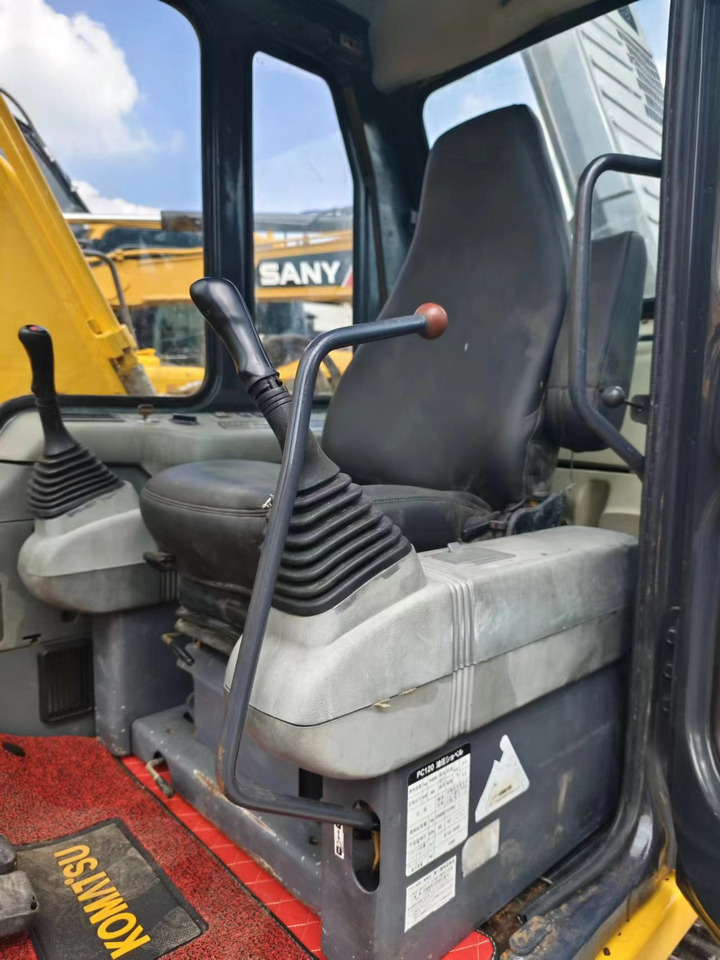 KOMATSU PC120-6 - Lánctalpas kotró: 4 kép. KOMATSU PC120-6 - Lánctalpas kotró: 4 kép.