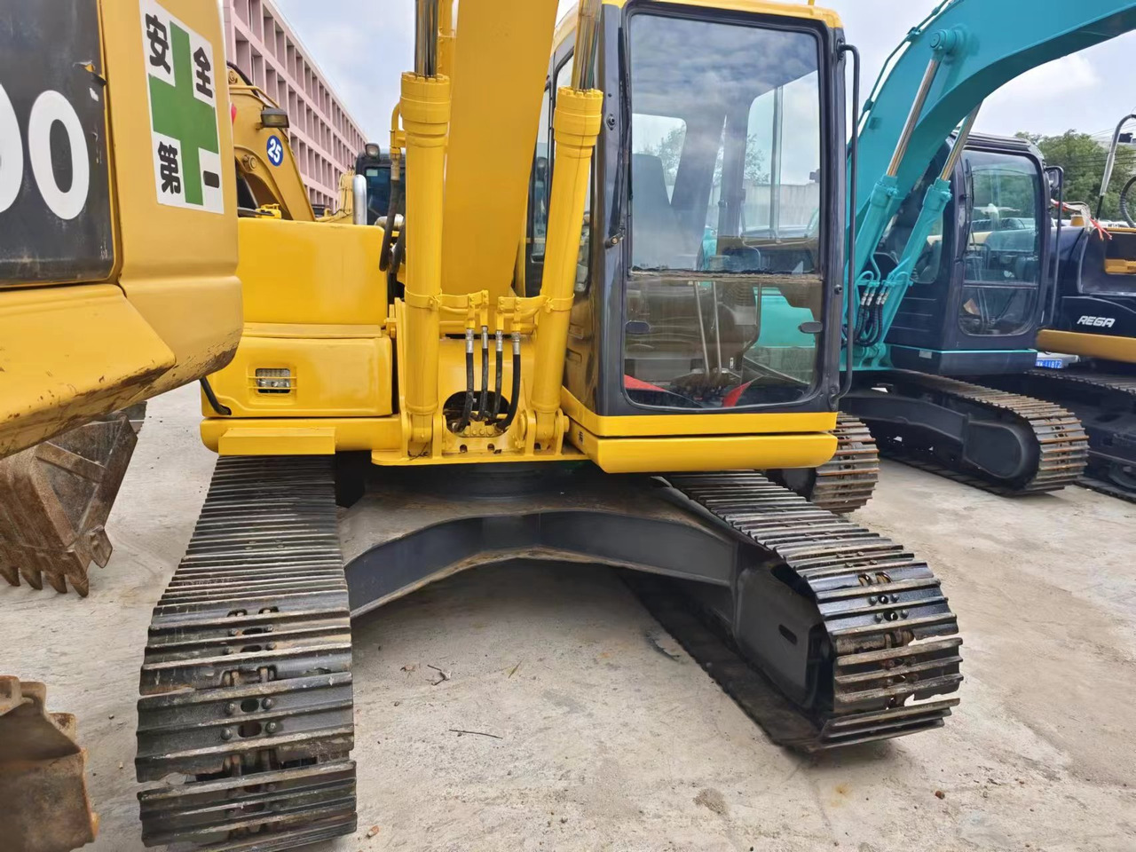 KOMATSU PC120-6 - Lánctalpas kotró: 4 kép. KOMATSU PC120-6 - Lánctalpas kotró: 4 kép.
