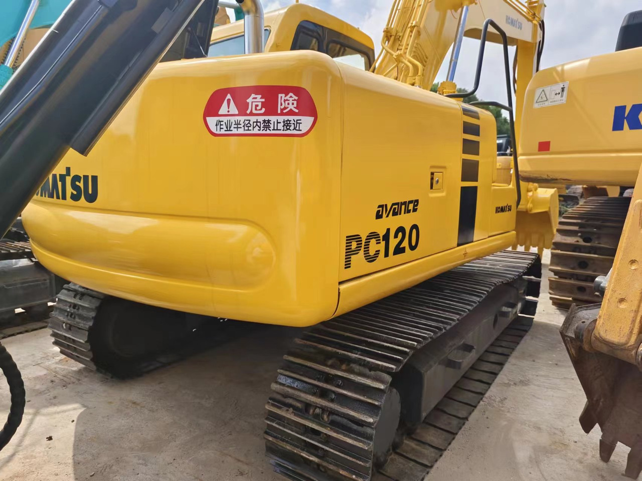 KOMATSU PC120-6 - Lánctalpas kotró: 2 kép. KOMATSU PC120-6 - Lánctalpas kotró: 2 kép.