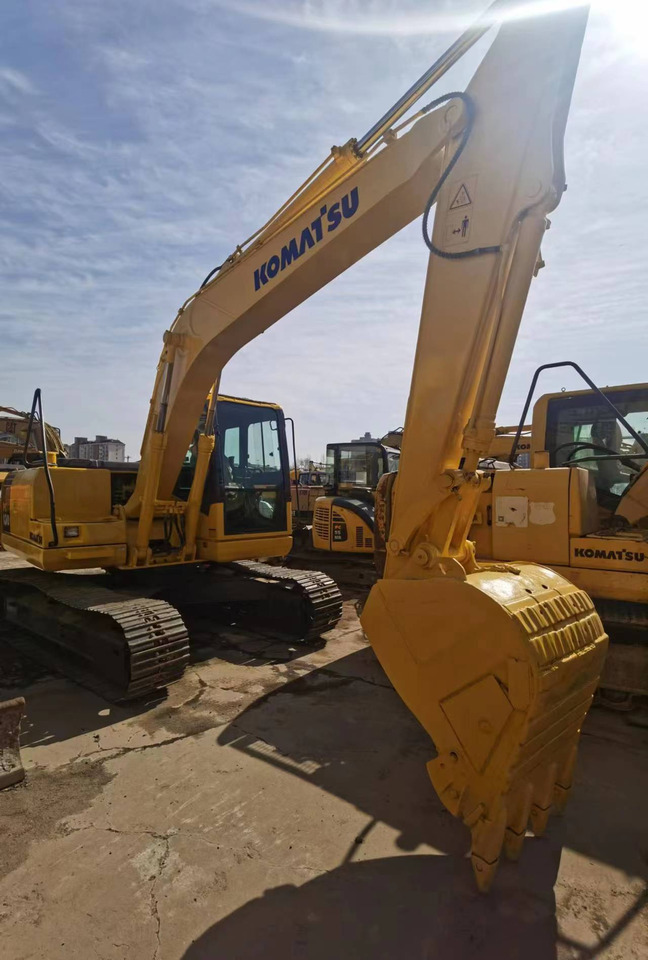 KOMATSU PC130-7 - Lánctalpas kotró: 3 kép. KOMATSU PC130-7 - Lánctalpas kotró: 3 kép.