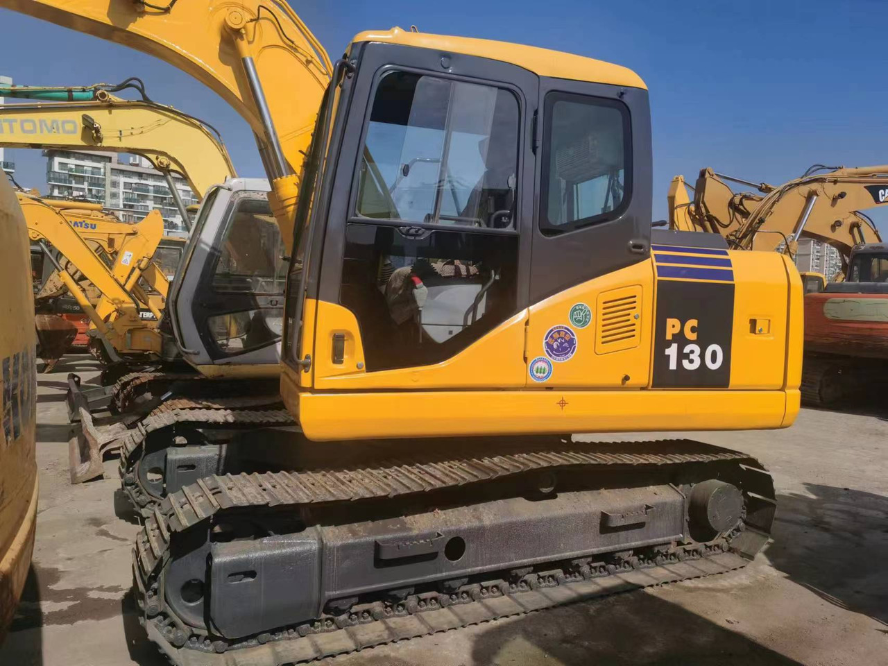 KOMATSU PC130-7 - Lánctalpas kotró: 2 kép. KOMATSU PC130-7 - Lánctalpas kotró: 2 kép.