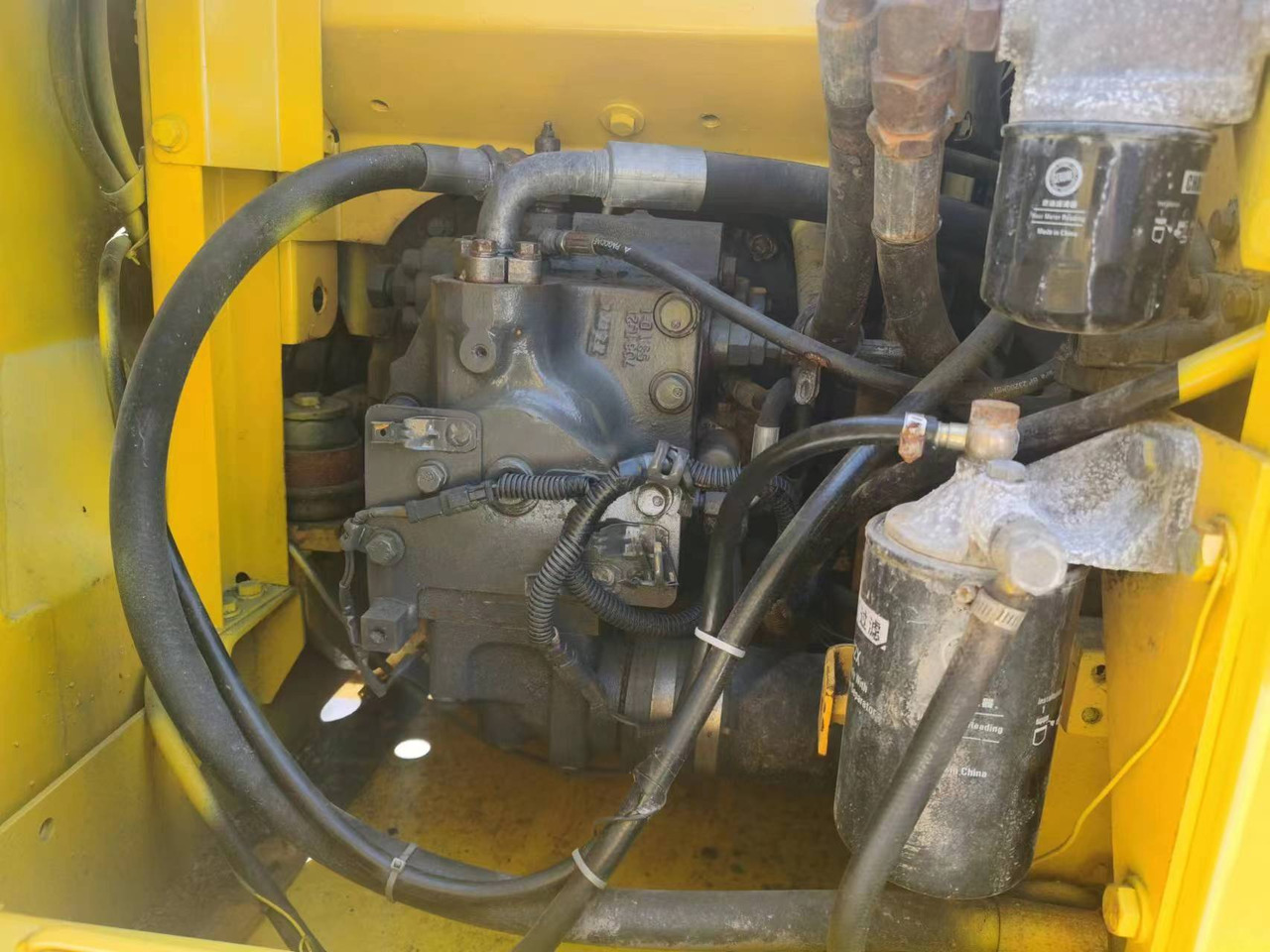 KOMATSU PC130-7 - Lánctalpas kotró: 5 kép. KOMATSU PC130-7 - Lánctalpas kotró: 5 kép.