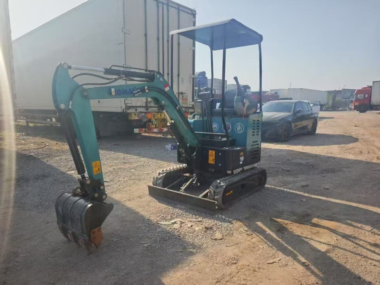 KOMATSU PC18 - Minikotró: 1 kép. KOMATSU PC18 - Minikotró: 1 kép.