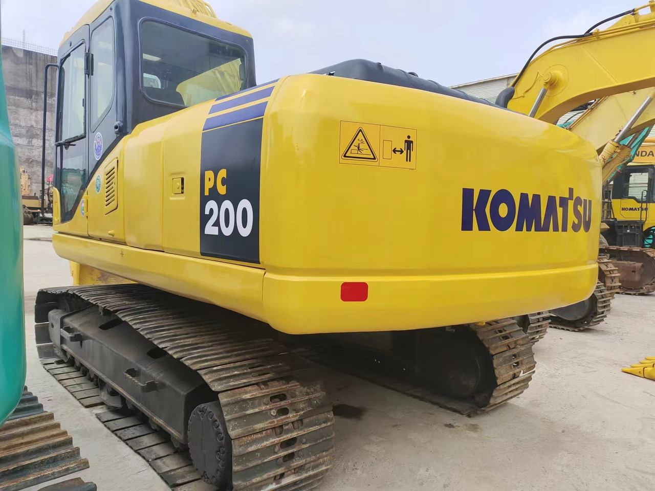KOMATSU PC200-7 - Lánctalpas kotró: 4 kép. KOMATSU PC200-7 - Lánctalpas kotró: 4 kép.
