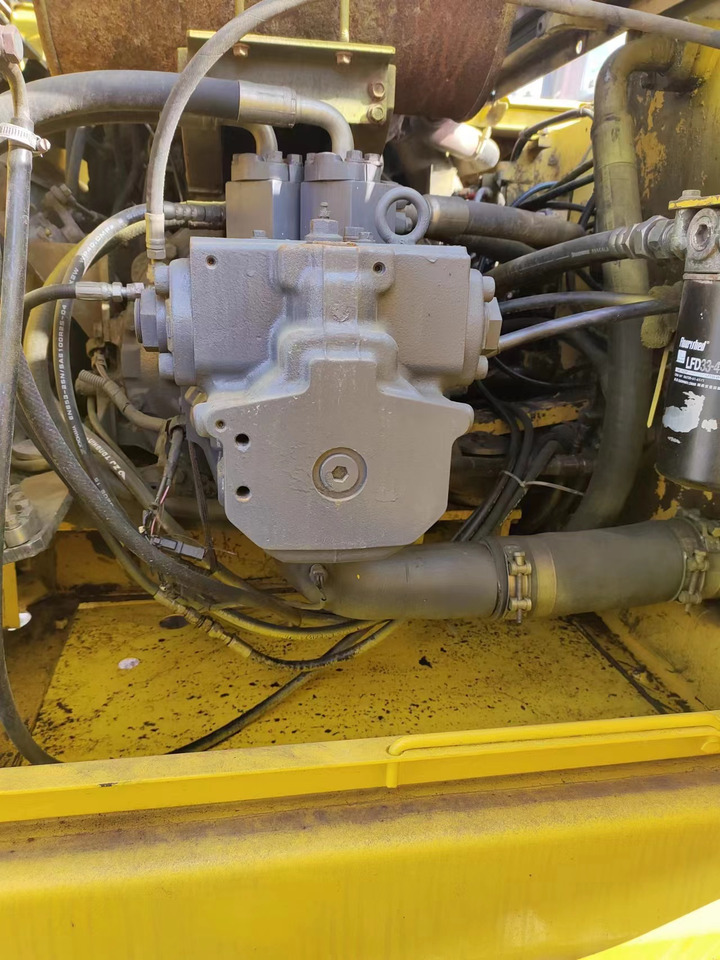KOMATSU PC200-7 - Lánctalpas kotró: 4 kép. KOMATSU PC200-7 - Lánctalpas kotró: 4 kép.