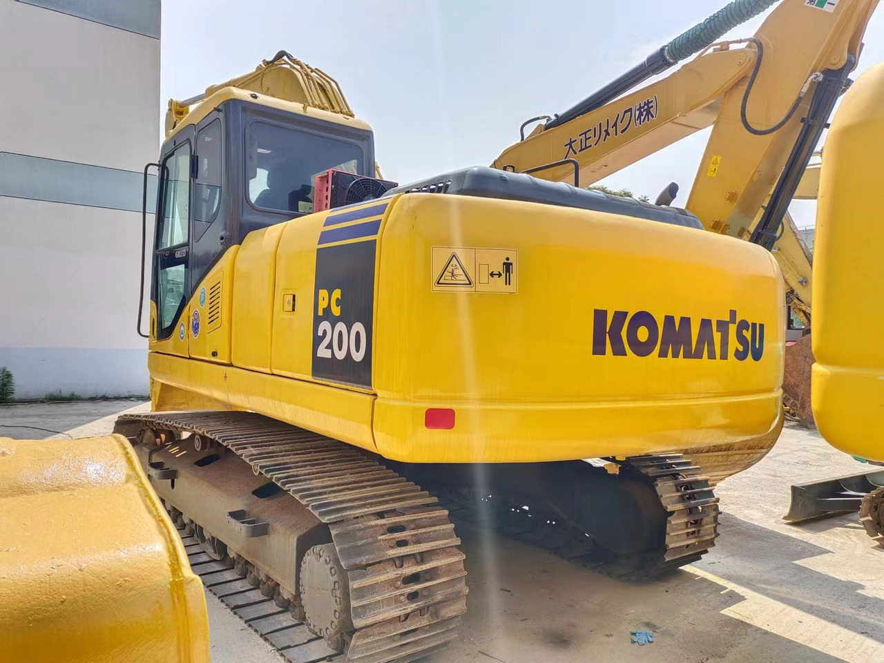 KOMATSU PC200-7 - Lánctalpas kotró: 2 kép. KOMATSU PC200-7 - Lánctalpas kotró: 2 kép.