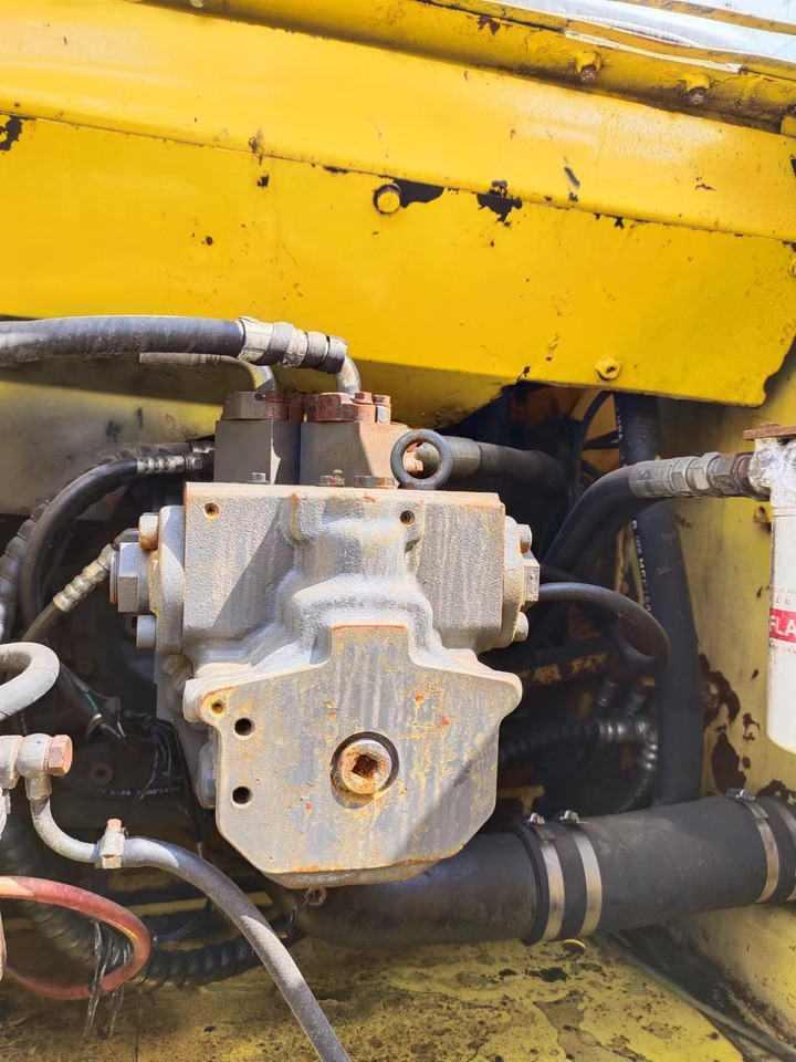 KOMATSU PC200-7 - Lánctalpas kotró: 5 kép. KOMATSU PC200-7 - Lánctalpas kotró: 5 kép.