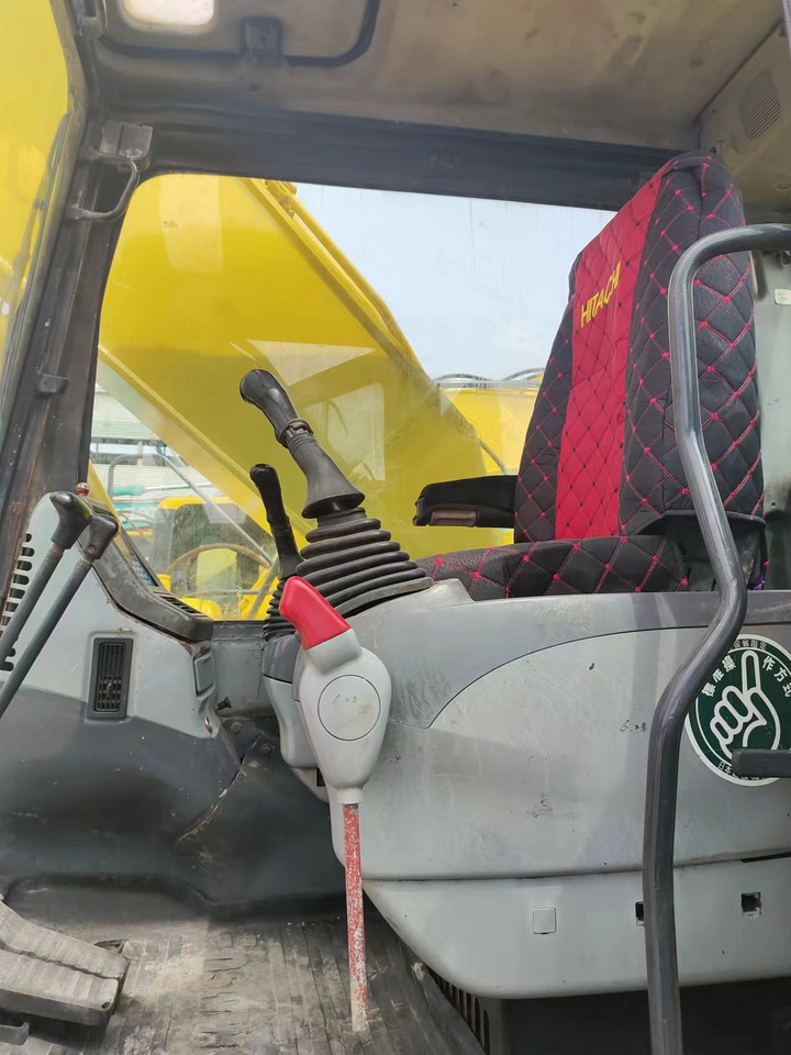 KOMATSU PC200-7 - Lánctalpas kotró: 3 kép. KOMATSU PC200-7 - Lánctalpas kotró: 3 kép.