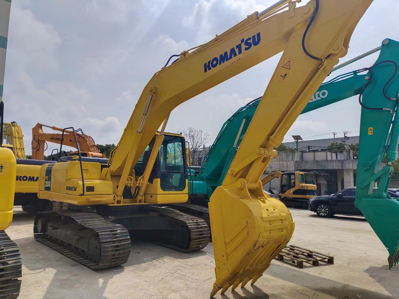KOMATSU PC200-7 - Lánctalpas kotró: 1 kép. KOMATSU PC200-7 - Lánctalpas kotró: 1 kép.
