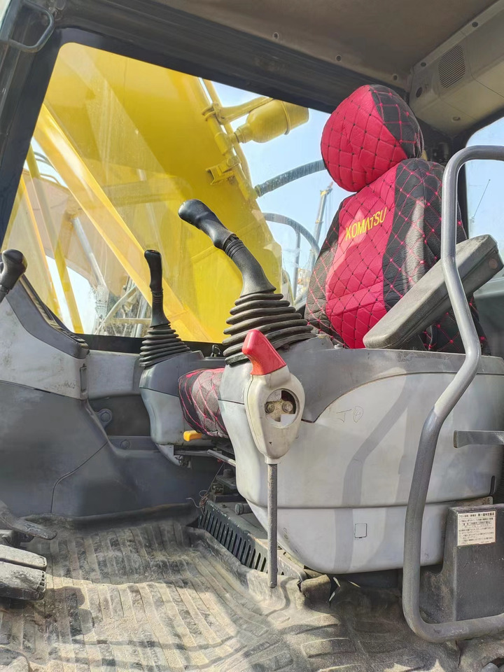 KOMATSU PC200-7 - Lánctalpas kotró: 3 kép. KOMATSU PC200-7 - Lánctalpas kotró: 3 kép.