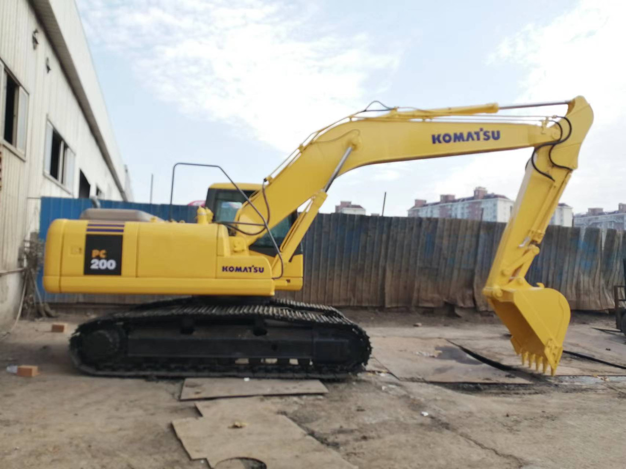 KOMATSU PC200-7 - Lánctalpas kotró: 1 kép. KOMATSU PC200-7 - Lánctalpas kotró: 1 kép.