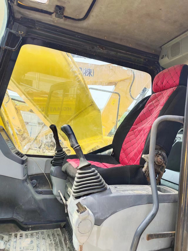 KOMATSU PC200-7 - Lánctalpas kotró: 4 kép. KOMATSU PC200-7 - Lánctalpas kotró: 4 kép.