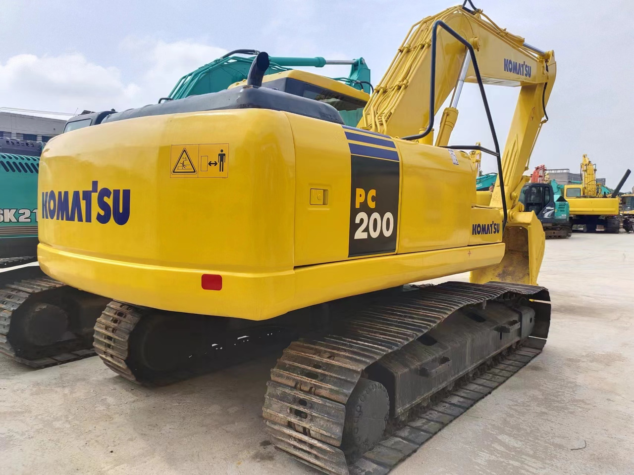 KOMATSU PC200-7 - Lánctalpas kotró: 2 kép. KOMATSU PC200-7 - Lánctalpas kotró: 2 kép.