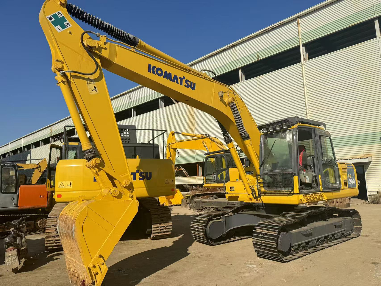 KOMATSU PC200-8 - Lánctalpas kotró: 2 kép. KOMATSU PC200-8 - Lánctalpas kotró: 2 kép.