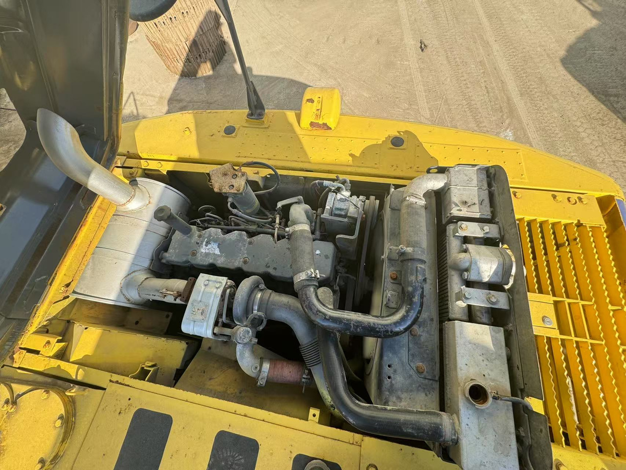 KOMATSU PC200-8 - Lánctalpas kotró: 5 kép. KOMATSU PC200-8 - Lánctalpas kotró: 5 kép.