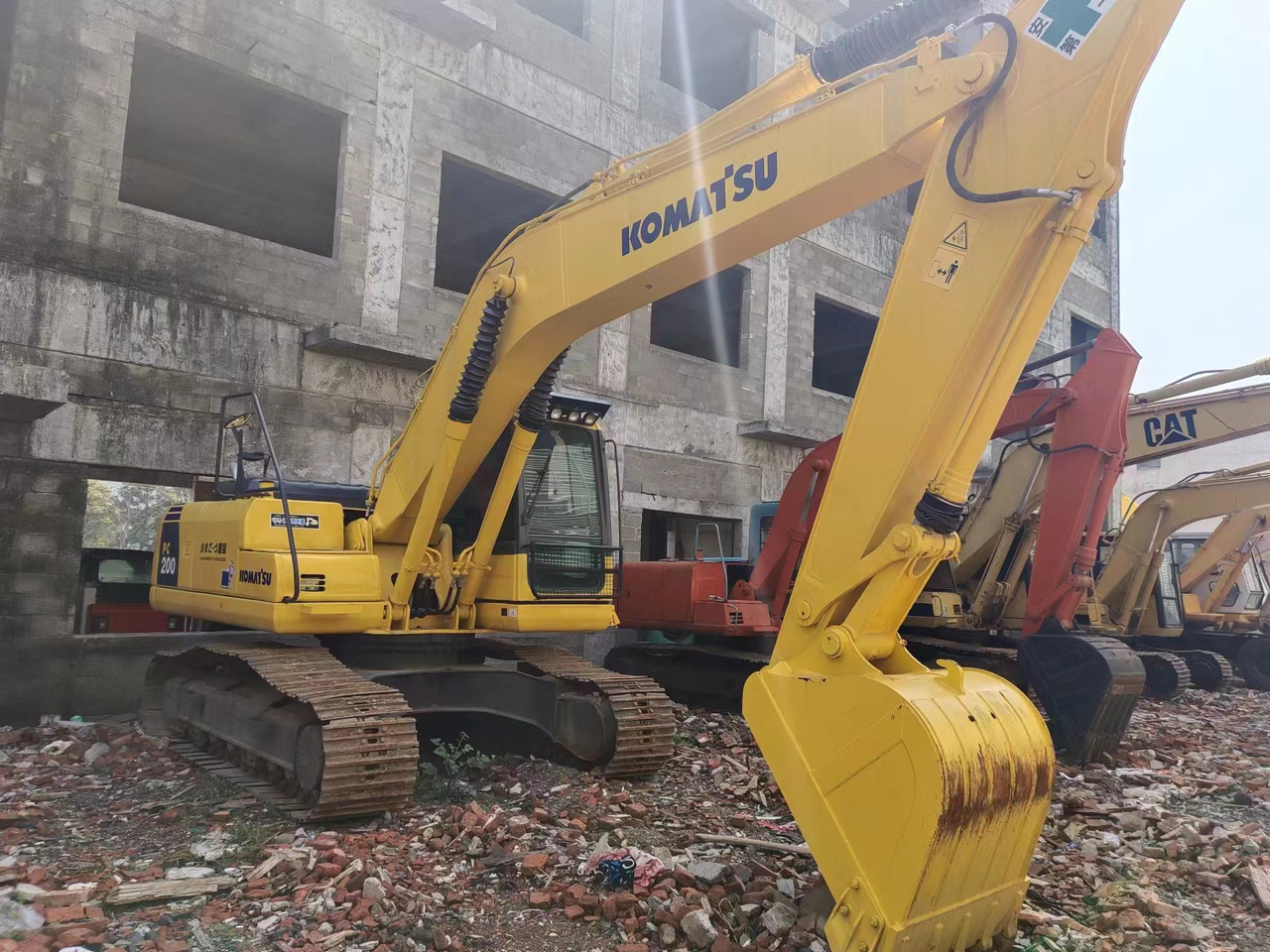 KOMATSU PC200-8 - Lánctalpas kotró: 5 kép. KOMATSU PC200-8 - Lánctalpas kotró: 5 kép.