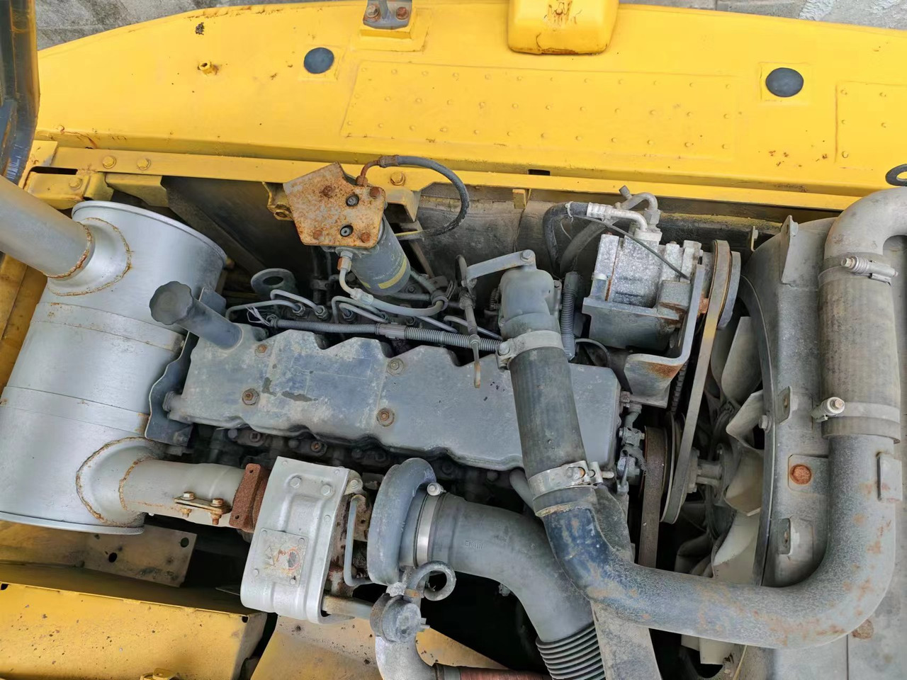 KOMATSU PC200-8 - Lánctalpas kotró: 5 kép. KOMATSU PC200-8 - Lánctalpas kotró: 5 kép.