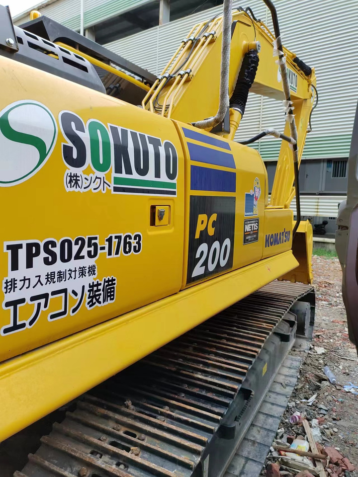 KOMATSU PC200-8 - Lánctalpas kotró: 2 kép. KOMATSU PC200-8 - Lánctalpas kotró: 2 kép.