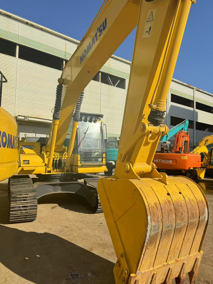 KOMATSU PC200-8 - Lánctalpas kotró: 3 kép. KOMATSU PC200-8 - Lánctalpas kotró: 3 kép.