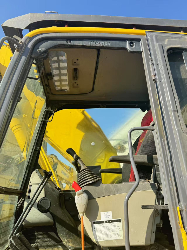 KOMATSU PC200-8 - Lánctalpas kotró: 4 kép. KOMATSU PC200-8 - Lánctalpas kotró: 4 kép.