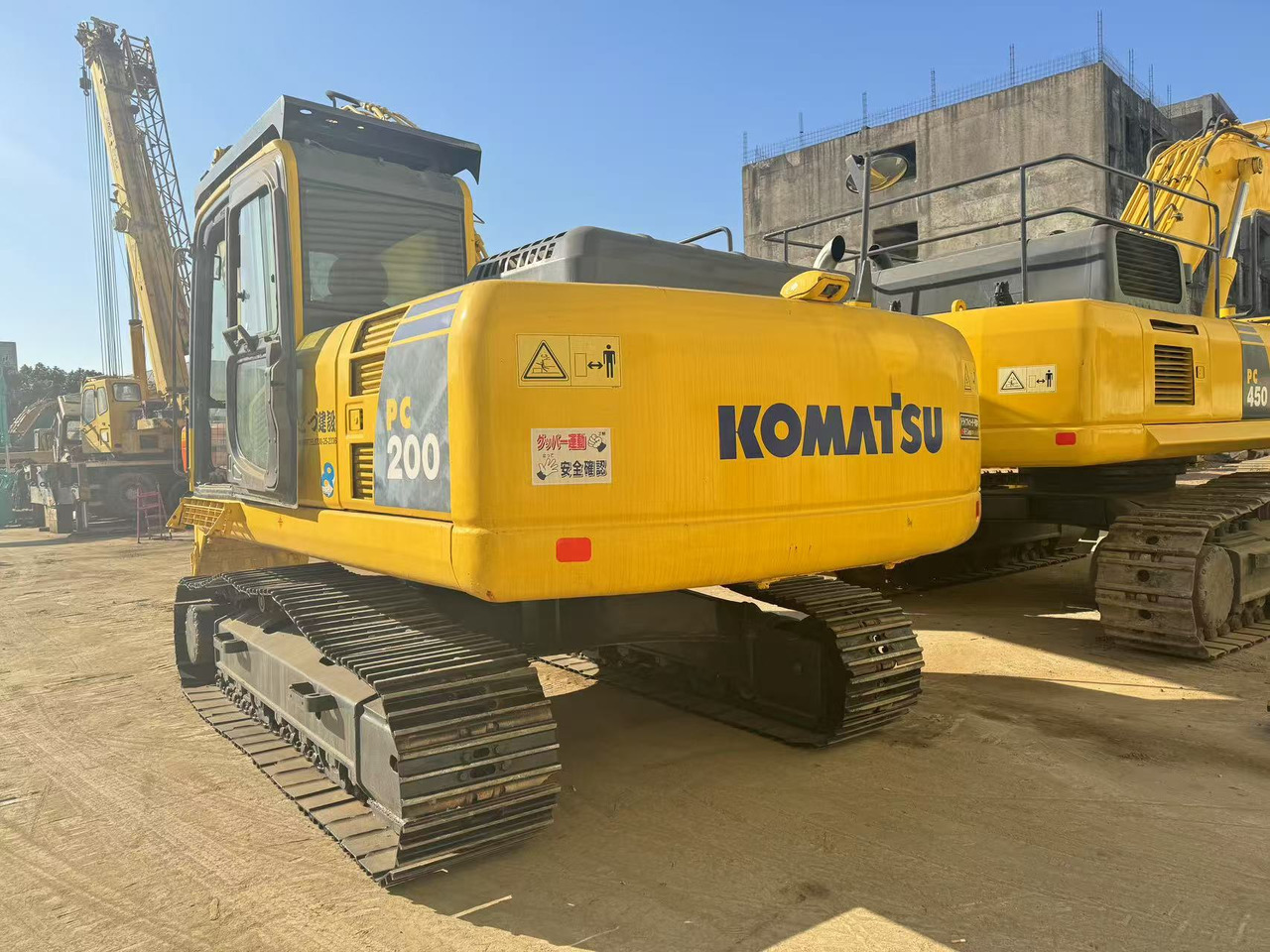 KOMATSU PC200-8 - Lánctalpas kotró: 3 kép. KOMATSU PC200-8 - Lánctalpas kotró: 3 kép.