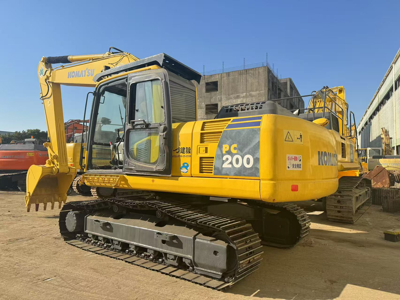 KOMATSU PC200-8 - Lánctalpas kotró: 2 kép. KOMATSU PC200-8 - Lánctalpas kotró: 2 kép.