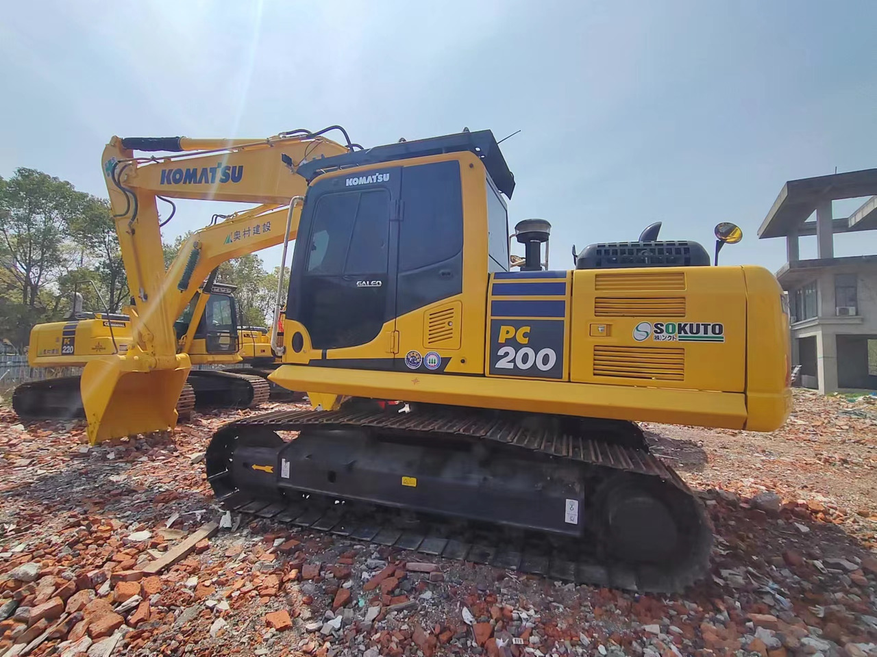 KOMATSU PC200-8N1 - Lánctalpas kotró: 1 kép. KOMATSU PC200-8N1 - Lánctalpas kotró: 1 kép.