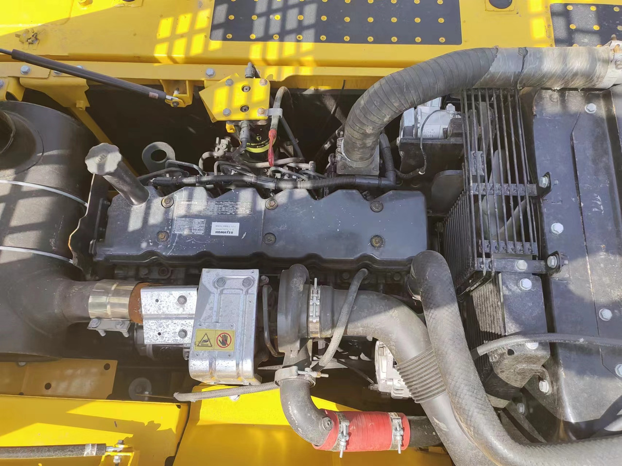 KOMATSU PC200-8N1 - Lánctalpas kotró: 5 kép. KOMATSU PC200-8N1 - Lánctalpas kotró: 5 kép.