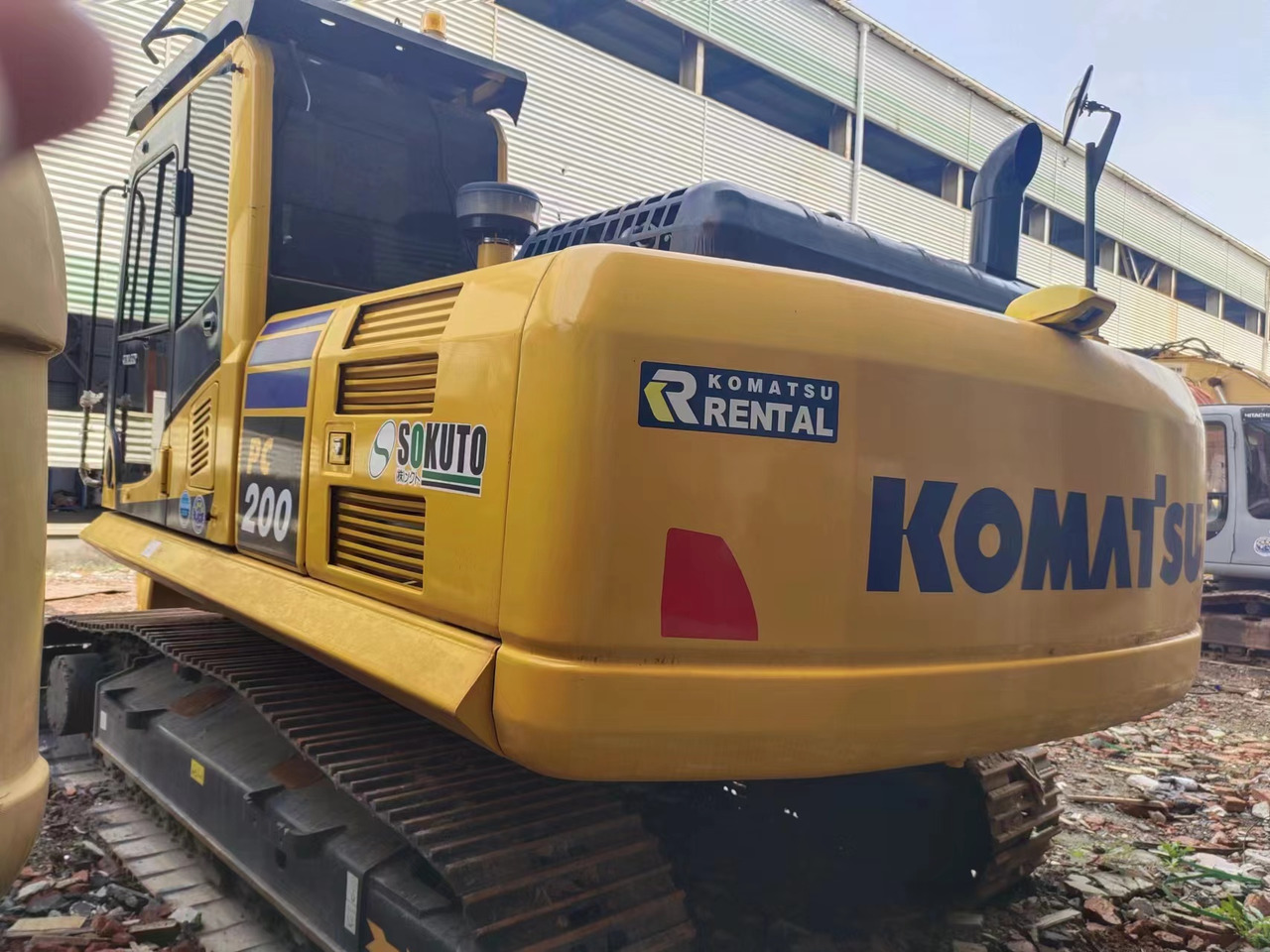 KOMATSU PC200-8N1 - Lánctalpas kotró: 3 kép. KOMATSU PC200-8N1 - Lánctalpas kotró: 3 kép.
