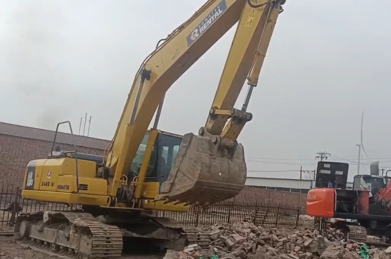 KOMATSU PC200-8N1 - Lánctalpas kotró: 1 kép. KOMATSU PC200-8N1 - Lánctalpas kotró: 1 kép.