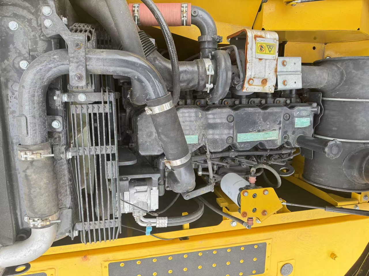 KOMATSU PC210-8 - Lánctalpas kotró: 4 kép. KOMATSU PC210-8 - Lánctalpas kotró: 4 kép.