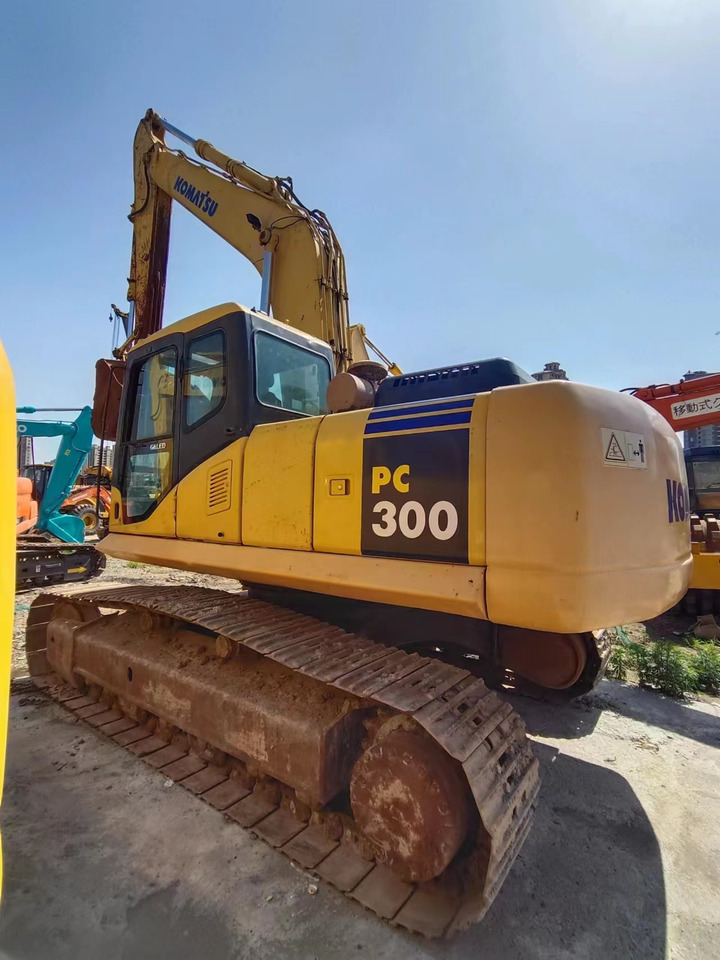 KOMATSU PC300-7 - Lánctalpas kotró: 4 kép. KOMATSU PC300-7 - Lánctalpas kotró: 4 kép.