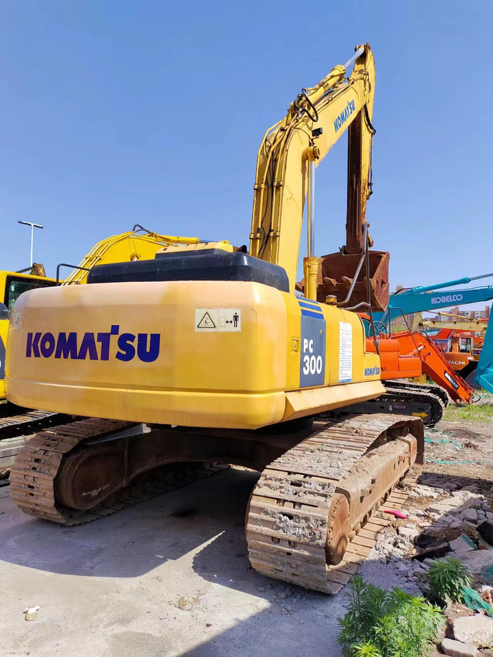 KOMATSU PC300-7 - Lánctalpas kotró: 1 kép. KOMATSU PC300-7 - Lánctalpas kotró: 1 kép.