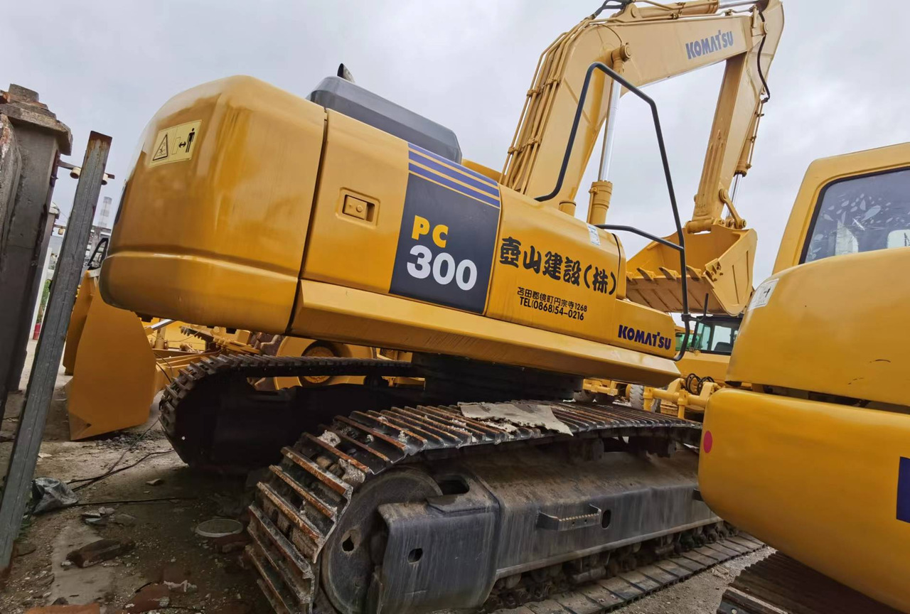 KOMATSU PC300-7 - Lánctalpas kotró: 1 kép. KOMATSU PC300-7 - Lánctalpas kotró: 1 kép.