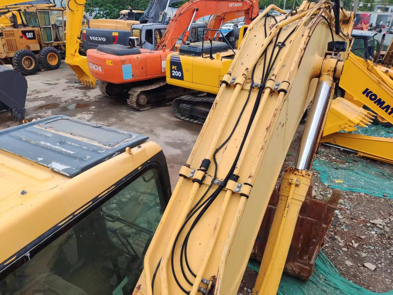 KOMATSU PC300-7 - Lánctalpas kotró: 3 kép. KOMATSU PC300-7 - Lánctalpas kotró: 3 kép.