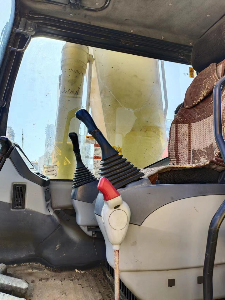 KOMATSU PC300-7 - Lánctalpas kotró: 5 kép. KOMATSU PC300-7 - Lánctalpas kotró: 5 kép.